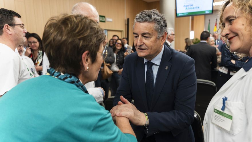 El consejero de Sanidad, Presidencia y Emergencias, Antonio Sanz (c), asiste a la presentación de Mateo Silvente como gerente del Área de Gestión Sanitaria Norte de Almería. A 13 de abril de 2026 en Huércal-Overa, Almería (Andalucía, España). El Servicio