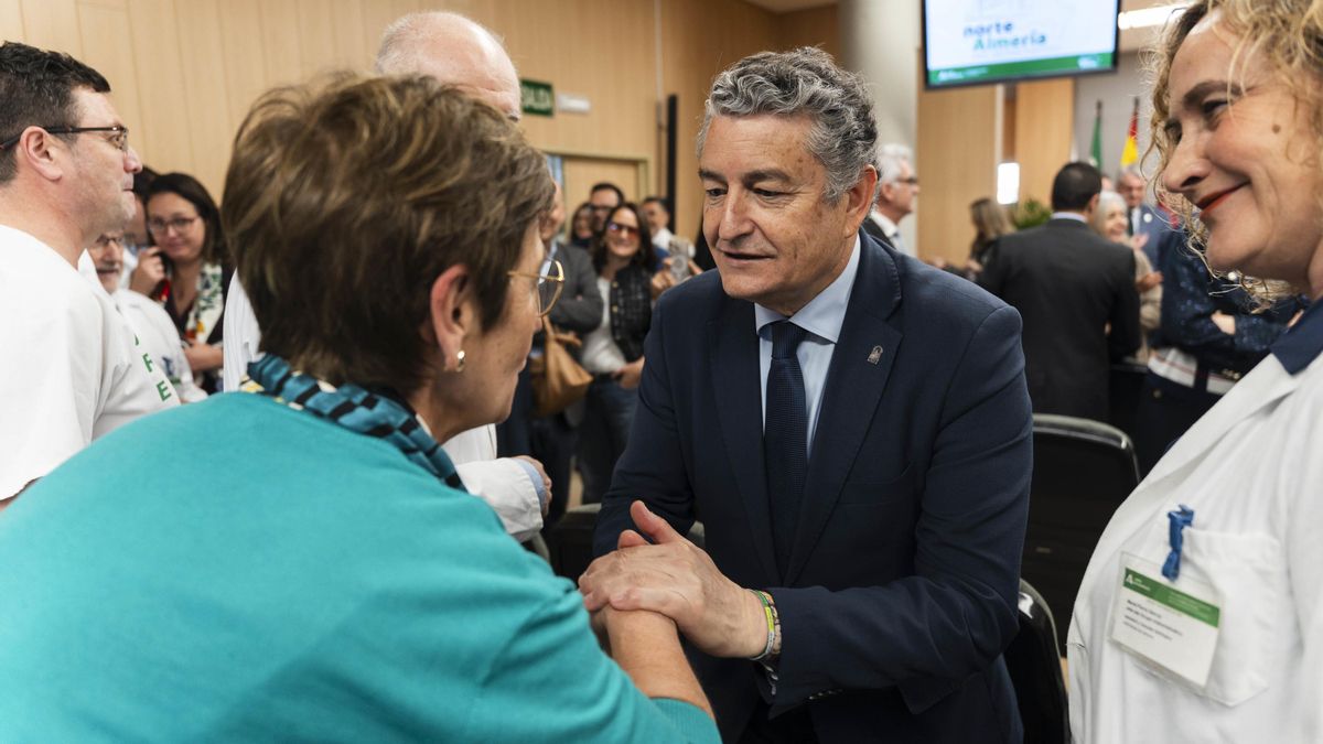 La Junta Electoral multa al consejero andaluz de Sanidad por "ensalzar" al PP durante su visita a un hospital en Almería