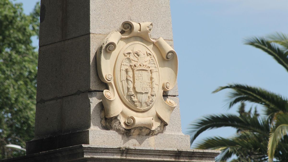 IU Toledo pide la retirada de un monolito con simbología franquista que se halla en el centro de la ciudad