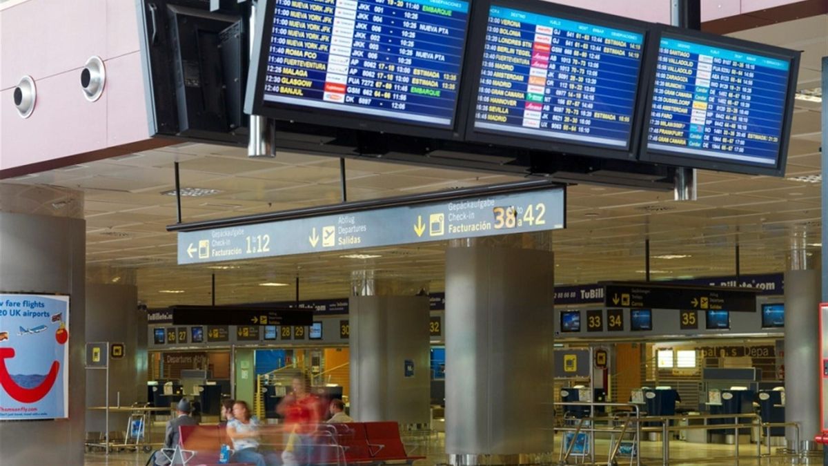 Los operativos detectaron la presencia en el aeropuerto de un pasajero sobre el que, debido a un análisis previo, existían sospechas de que pudiera portar droga en el interior de su organismo.
