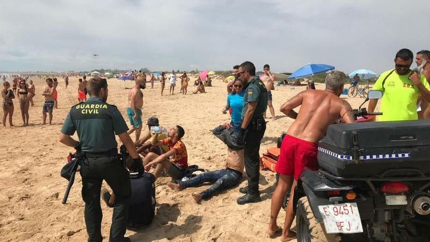 Una patera con un grupo inmigrantes ha llegado este miércoles a la playa de Zahora, de Barbate (Cádiz), ante cientos de bañistas, y la Guardia Civil ha detenido a quince de ellos, todos de nacionalidad marroquí, aunque desconoce cuántos han logrado huir. Algunos inmigrantes lograron pasar desapercibidos en la playa porque no huyeron corriendo, solo andaban y se pusieron bañadores como si fueran veraneantes, han informado a Efe testigos presenciales.
