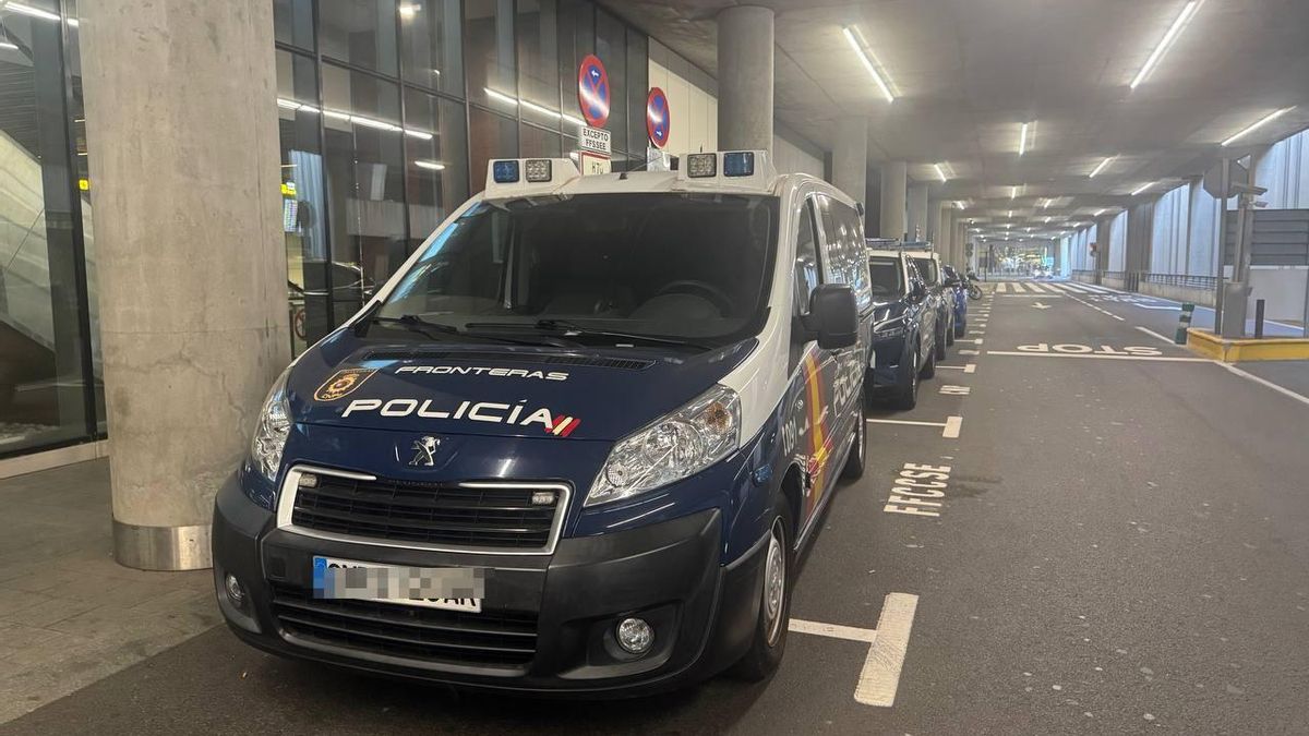 Coches policiales de fronteras aparcados delante de la comisaría del aeropuerto de Gran Canaria