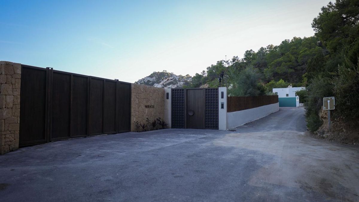 Los propietarios de las casas donde se encuentran las escaleras que bajan al mar intentaron hace años cerrar el acceso a la calle sin salida en la que viven.