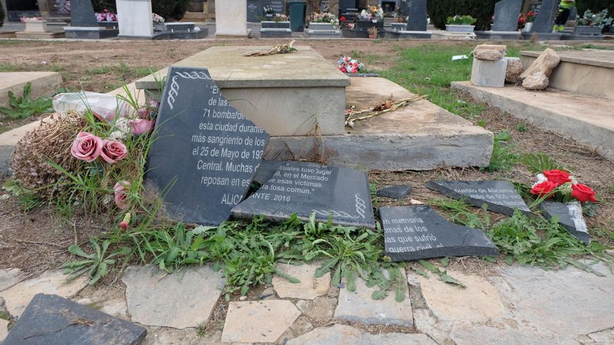 Destrozada la placa de homenaje a las víctimas de los bombardeos franquistas en el cementerio de Alicante