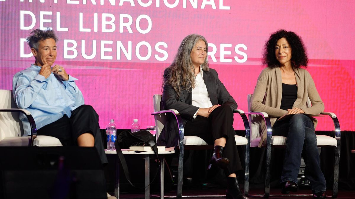 Las escritoras argentinas Gabriela Cabezón Cámara (i), Selva Almada (c) y Leila Guerriero participan en la inauguración de la 50ª edición de la Feria Internacional del Libro de Buenos Aires este jueves, en Buenos Aires.