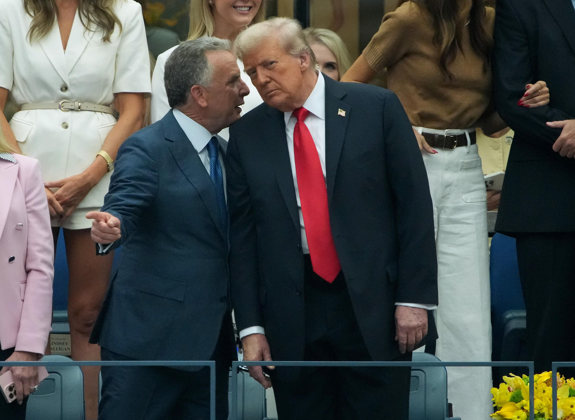 El presidente de Estados Unidos, Donald Trump, conversa con el enviado especial estadounidense Steve Witkoff, antes del comienzo de la final individual masculina del Abierto de Estados Unidos en el Centro Nacional de Tenis Billie Jean King el 7 de septiembre de 2025 en la ciudad de Nueva York.