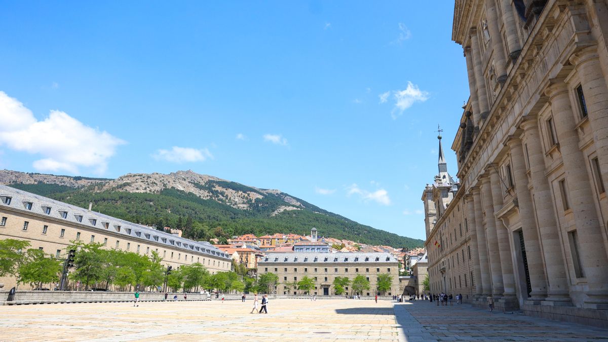 La plaza del monasterio de San Lorenzo del Escorial este sábado casi vacía.