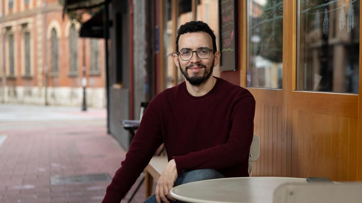 El candidato de Podemos a la Junta de Castilla y León, Miguel Ángel Llamas, durante de la entrevista.