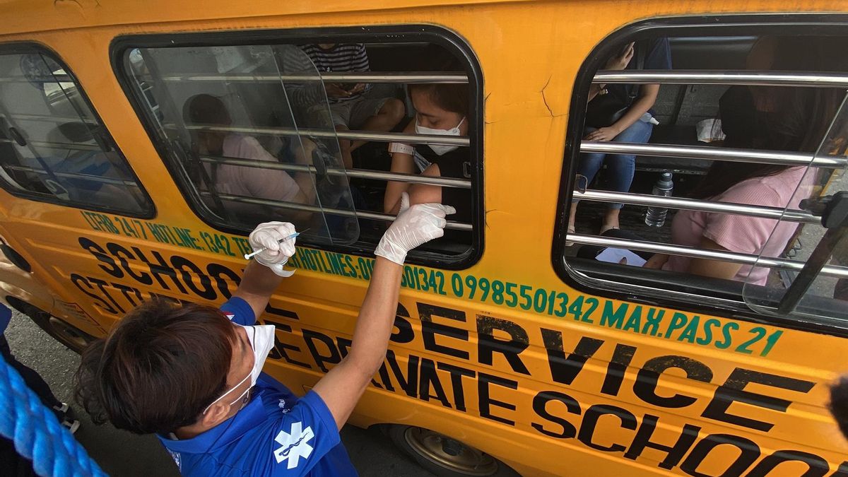 Filipinos receive doses of the Covid-19 vaccine booster at a drive-thru vaccination center in Manila, Philippines, 13 January 2022.