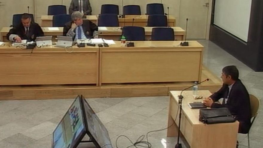 Imagen captada de la señal institucional de TV de la Audiencia Nacional. El mayor de los Mossos d'Esquadra Josep Lluís Trapero (d), durante su declaración en la segunda jornada del juicio a la cúpula de los Mossos por su papel en el proceso soberanista catalán, este martes, en la Audiencia Nacional en Madrid.
