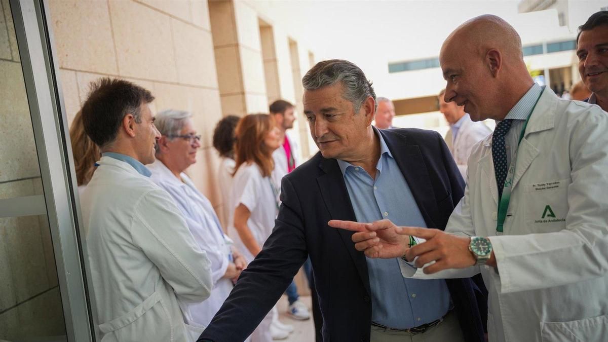 El vicepresidente primero y consejero de Presidencia, Sanidad y Emergencias, Antonio Sanz (c), saluda a su llegada a una visita a las obras de ampliación del Materno Infantil de Córdoba.
- María José López - Europa Press