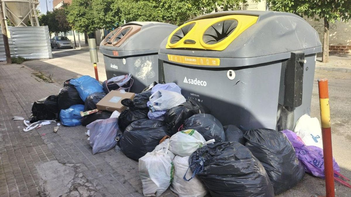 Las quejas e imágenes de la basura sin recoger se multiplican por la ciudad