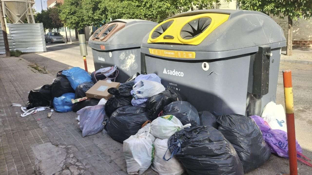 Las quejas e imágenes de la basura sin recoger se multiplican por la ciudad