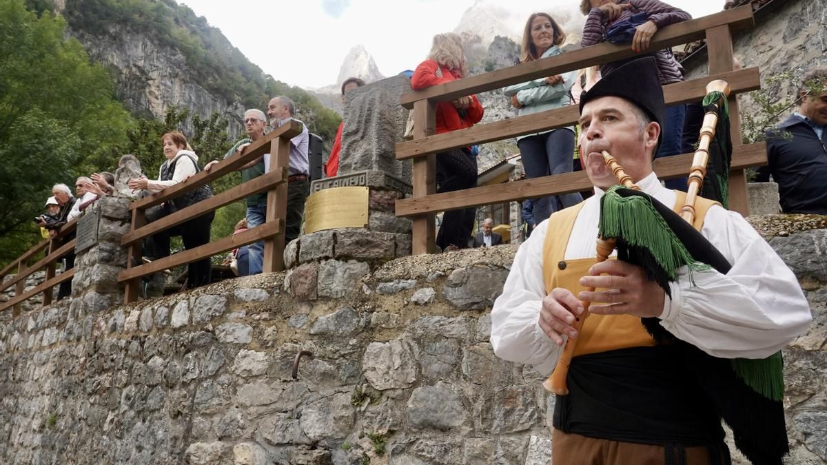 Clausura de las Jornadas Mujer y Montaña y homenaje en Caín a Las Cainejas por su ascensión al Naranjo de Bulnes o Picu Urriellu. 