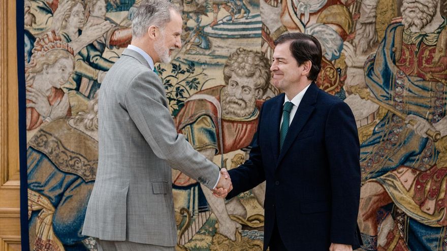 El rey Felipe VI y el presidente de la Junta de Castilla y León, Alfonso Fernández Mañueco, en una imagen de archivo