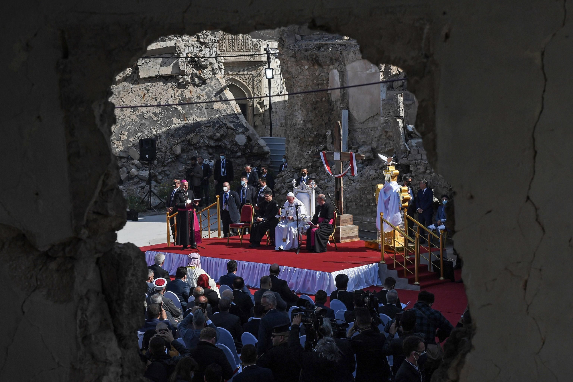 El pontífice asiste a una oración por las víctimas de la guerra en la Plaza de la Iglesia de Mosul el 7 de marzo de 2021 como parte de un viaje oficial de tres días a Irak. Fue la primera visita papal a este país afectado a lo largo de los años.