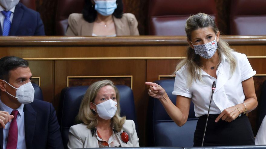 La vicepresidenta segunda y ministra de Trabajo y Economía Social, Yolanda Díaz Pérez (d), durante la sesión de control al Gobierno celebrada este miércoles en el Congreso.