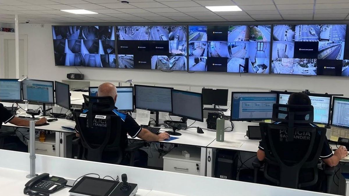 Personal de la Policía Local en el centro de coordinación.