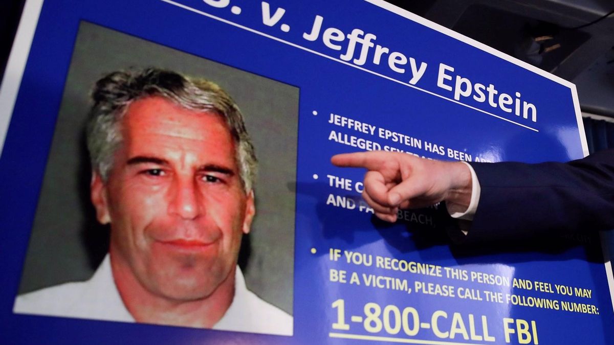 Vista de la ficha criminal del financiero estadounidense Jeffrey Epstein, en una fotografía de archivo.