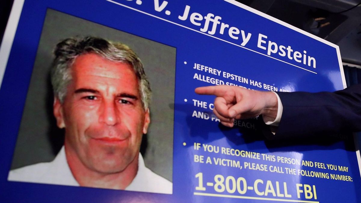 Vista de la ficha criminal del financiero estadounidense Jeffrey Epstein, en una fotografía de archivo.