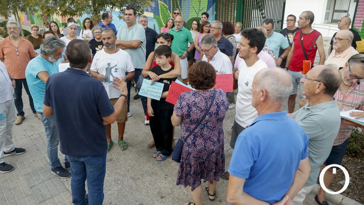 Protesta vecinal en la piscina de la Fuensanta
