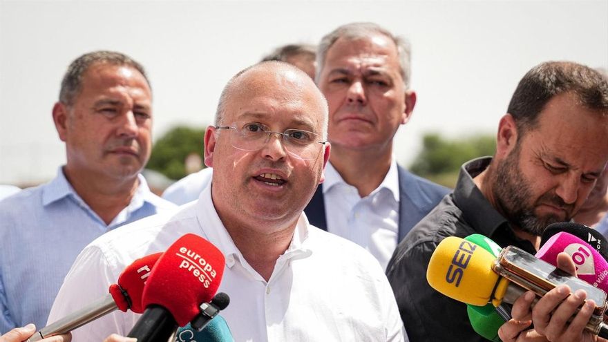 El portavoz del PP, Miguel Tellado durante la atención a los medios ante las obras del metro de Sevilla de Pino Montano, el 06 de junio de 2024, en Sevilla (Andalucía, España).