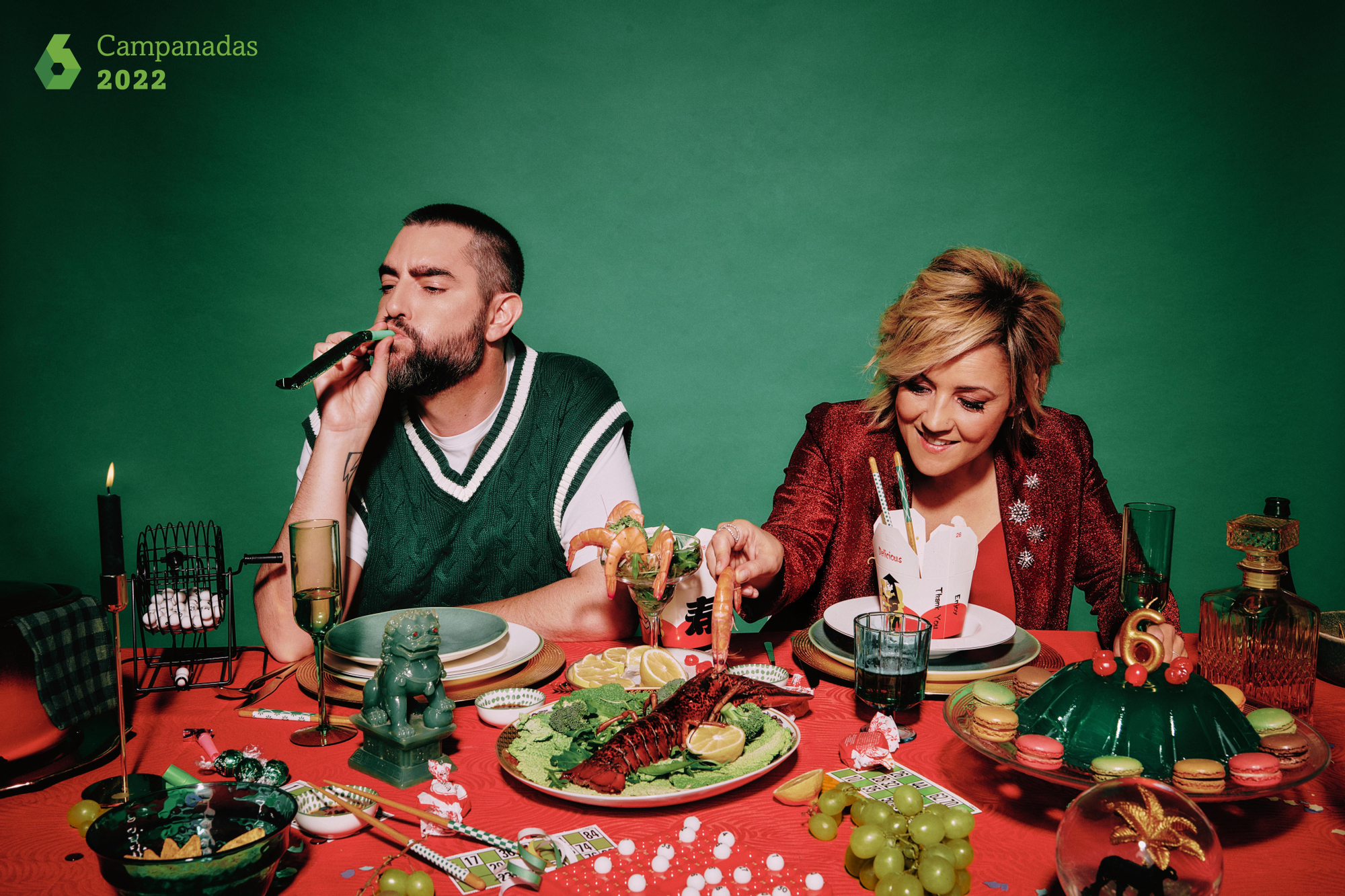 Pedroche y Chicote, y Cristina Pardo y Dani Mateo, posan como presentadores de 'Las Campanadas'