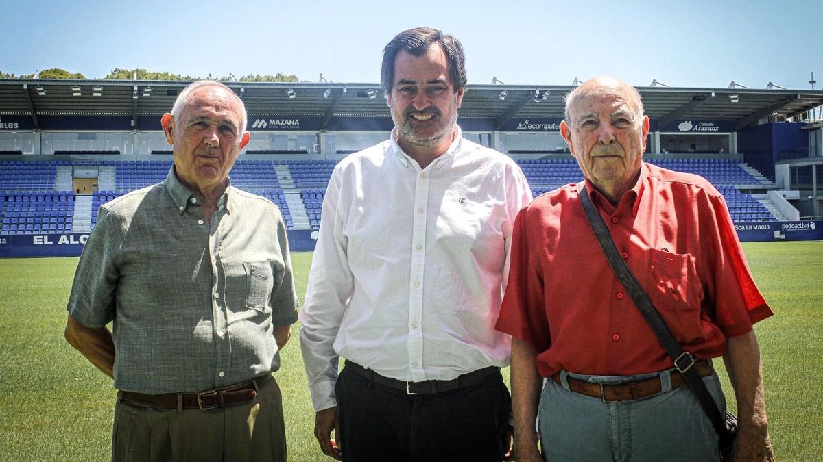 El consejero delegado de la SD Huesca, Ricardo Mur, entre dos socios veteranos del club.