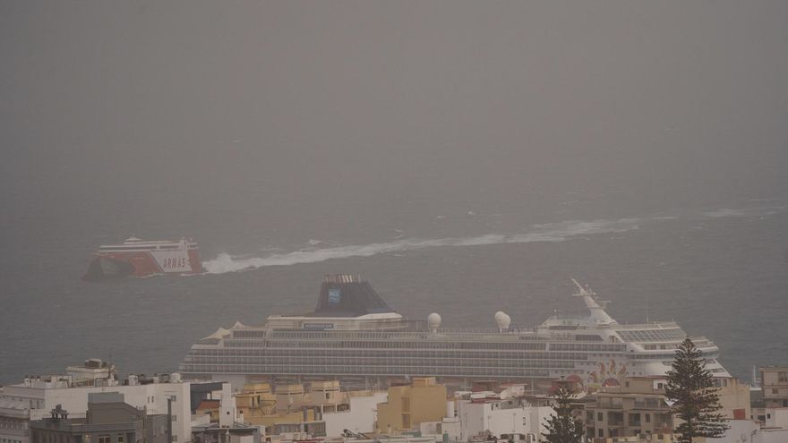 Sanidad pide tomar precaución por la calima en Canarias: recomendaciones para evitar problemas de salud