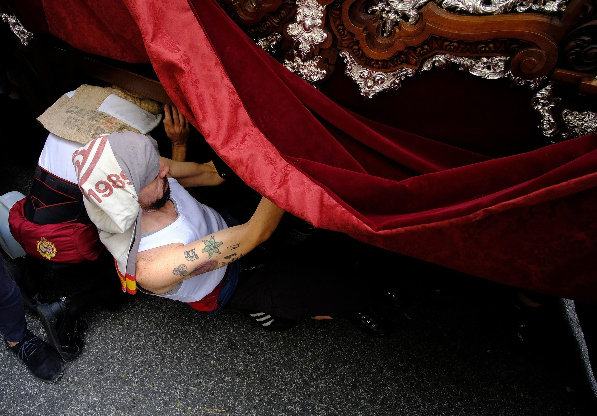 Momento del cambio de cuadrilla de costaleros del paso del Cristo de la Humildad del Cerro