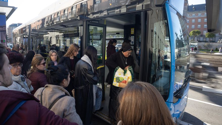 Varias personas esperan un autobús en Madrid el pasado 28 de noviembre durante la jornada de huelga.