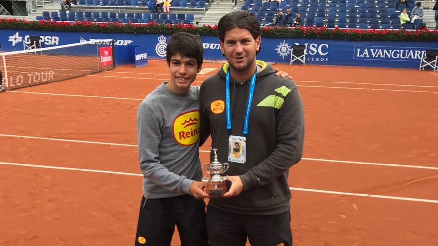 El tenista murciano Carlos Alcaraz de pequeño con su entrenador Kiko Navarro
