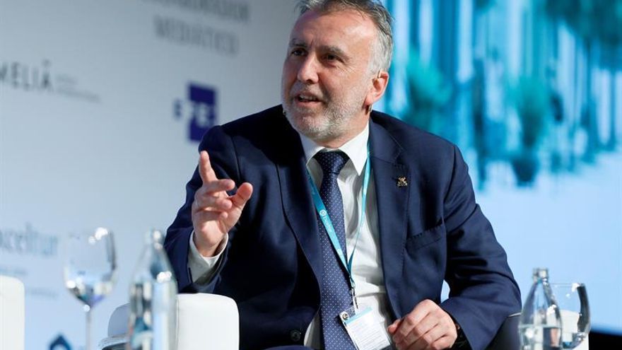 El presidente del Gobierno de Canarias, Ángel Víctor Torres, participa durante la mesa redonda "Potenciando la imagen y la competitividad regional del turismo en España" enmarcada dentro del X Foro Exceltur, que tiene lugar en el Auditorio del Centro de Convenciones Norte de IFEMA este martes, coincidiendo con la celebración de FITUR 2020 en Madrid.