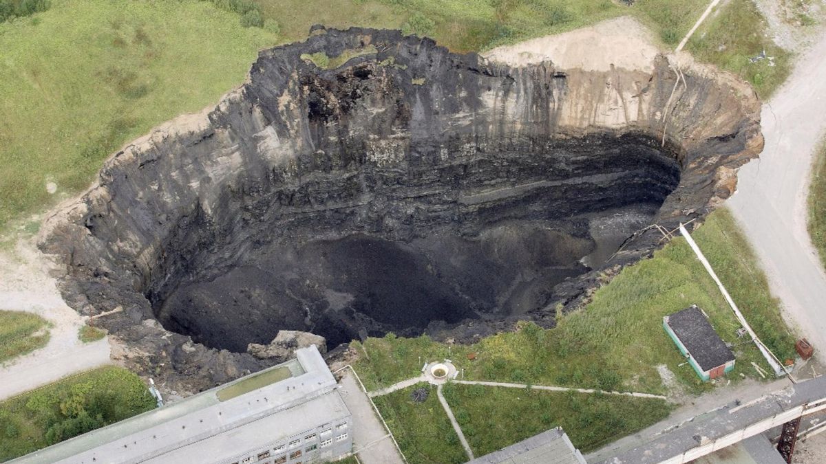 Hundimientos enormes, desalojos y barrios levantados sobre galerías activas muestran cómo la vida diaria sigue adelante