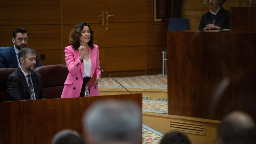 La presidenta de la Comunidad de Madrid, Isabel Díaz Ayuso, interviene durante un pleno en la Asamblea de Madrid, a 6 de febrero de 2025, en Madrid (España). La Asamblea de Madrid reanuda hoy su actividad tras el parón navideño y acoge el primer cara a ca