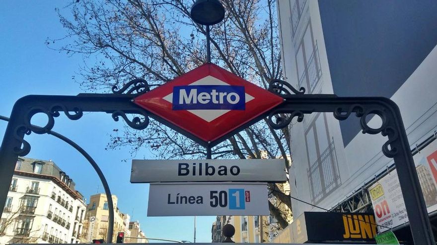 Entrada a la estación de Bilbao, con la campaña publicitaria