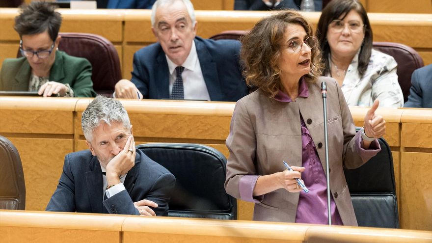 La vicepresidenta primera y ministra de Hacienda, María Jesús Montero, interviene durante la sesión plenaria del Senado, a 19 de noviembre de 2024, en Madrid (España).