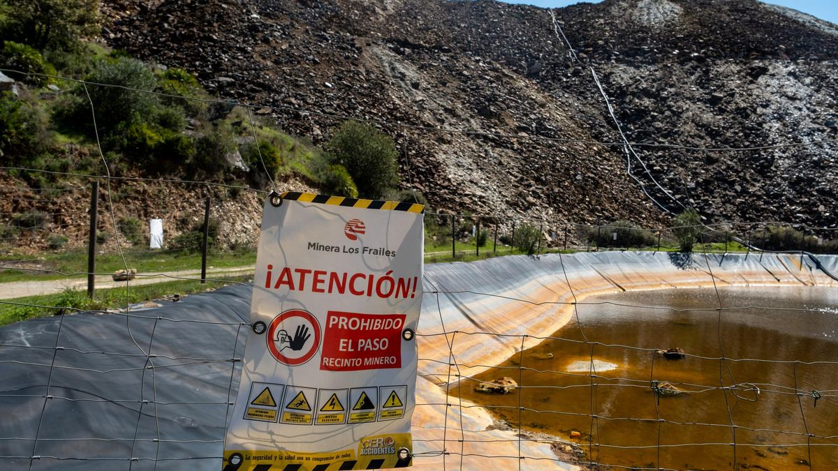 Cartel de la mina prohibiendo el paso.