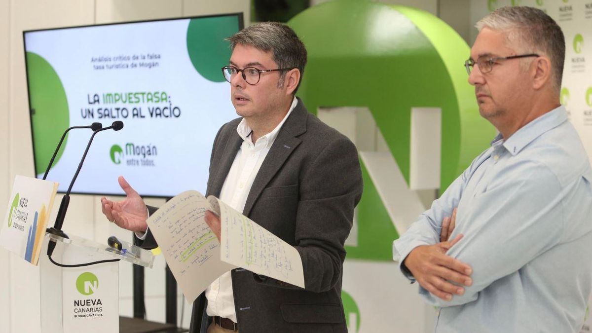 Grupo de Nueva Canarias en el Ayuntamiento de Mogán, con su portavoz, Juanma Gabella, en rueda de prensa.