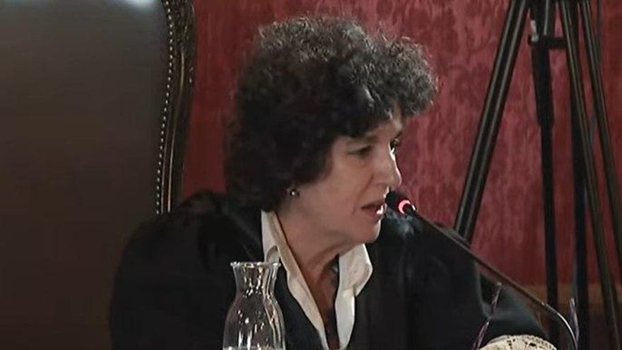 검찰, 법무장관에 대해 무죄와 기소를 요청 