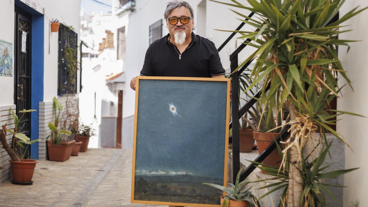 Alfonso Arias posa con el cuadro de Enrique Simonet, su bisabuelo, en el que plasmó el eclipse de 1905 en su casa de Salobreña (Granada).