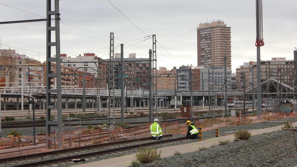 Operarios en la estación de ferrocarril de Alicante.