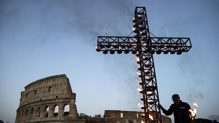 Las meditaciones del papa guían el vía crucis en el Coliseo sin su presencia