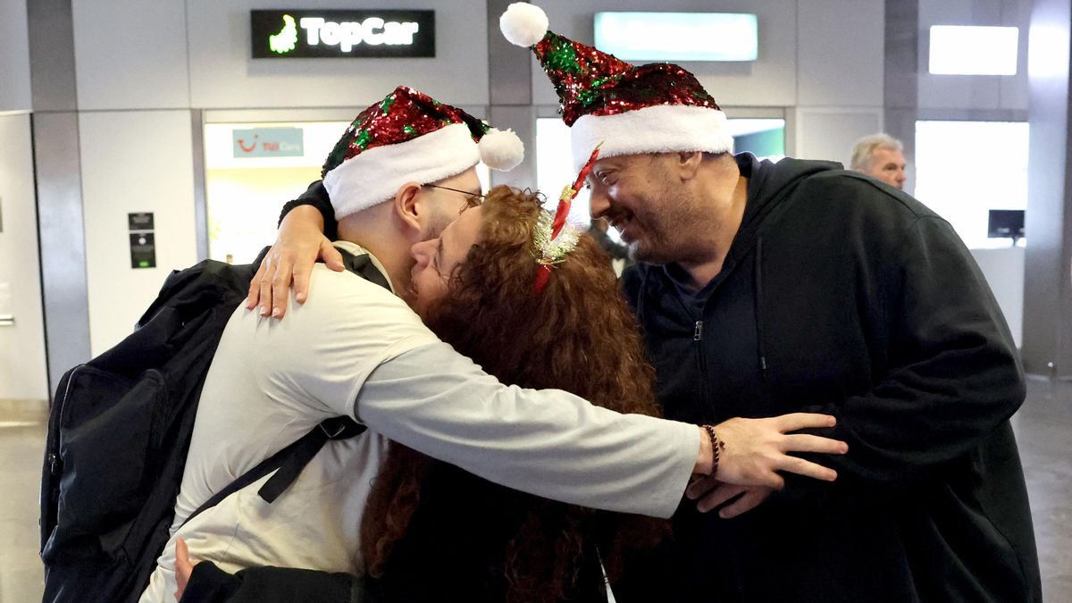 Reencuentro de Ventura, trabajador de farmacia en Sevilla, con sus padres, en Aeropuerto de Gran Canaria.