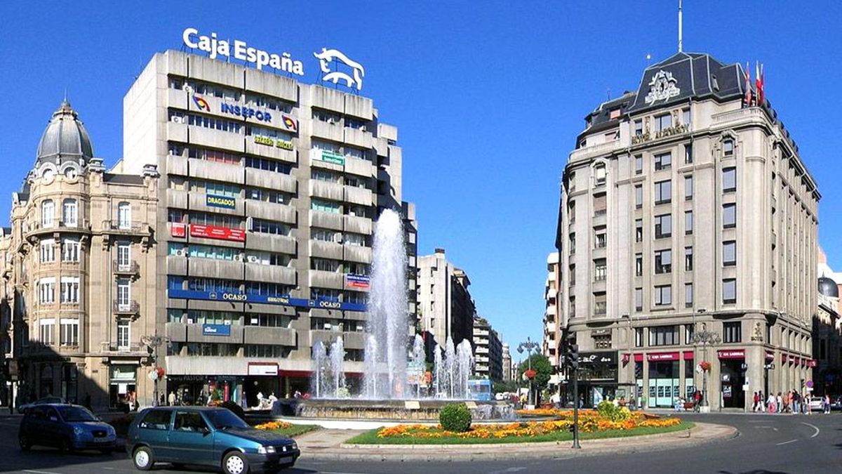 Plaza de Santo Domingo con el antiguo cartel de Caja España sobre la fachada de uno de los bloques de oficinas en el Complejo de Santo Domingo de Javier Carvajal.