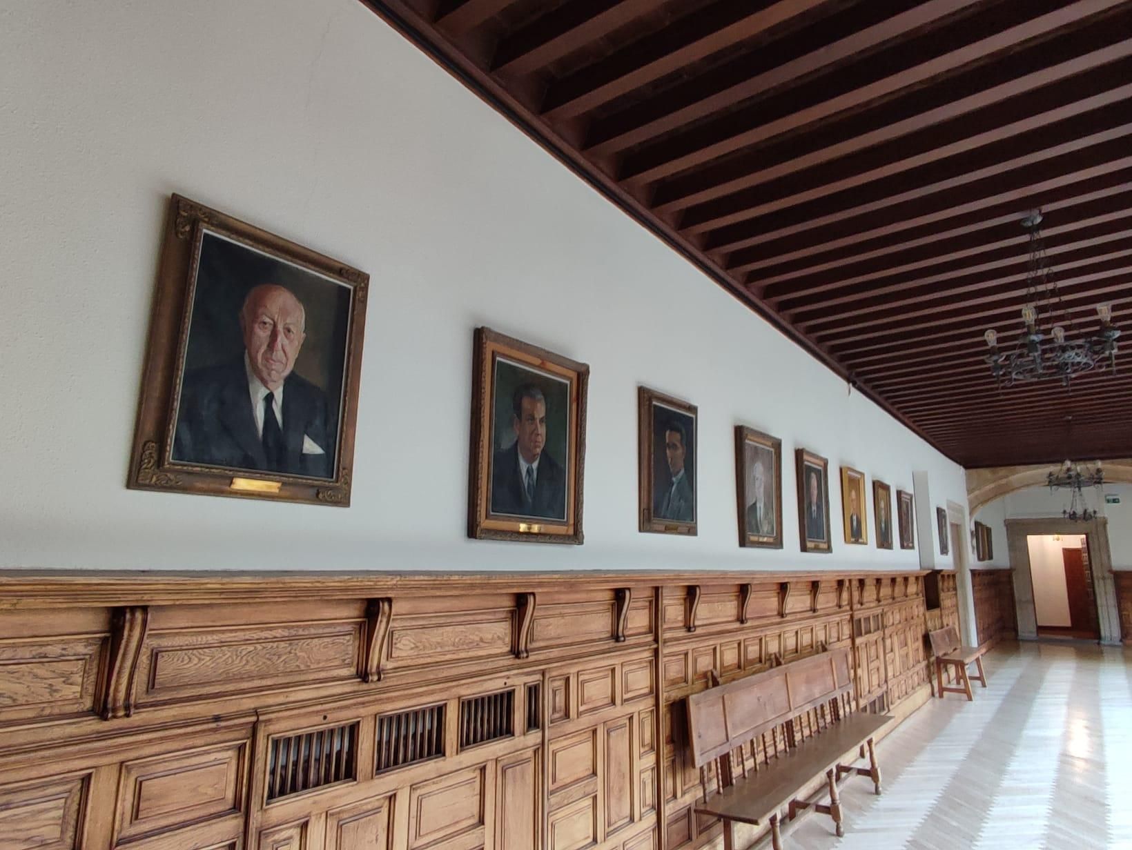 Vista de los cuadros en honor a los presidentes franquistas, incumpliendo la Ley de Memoria Democrática.