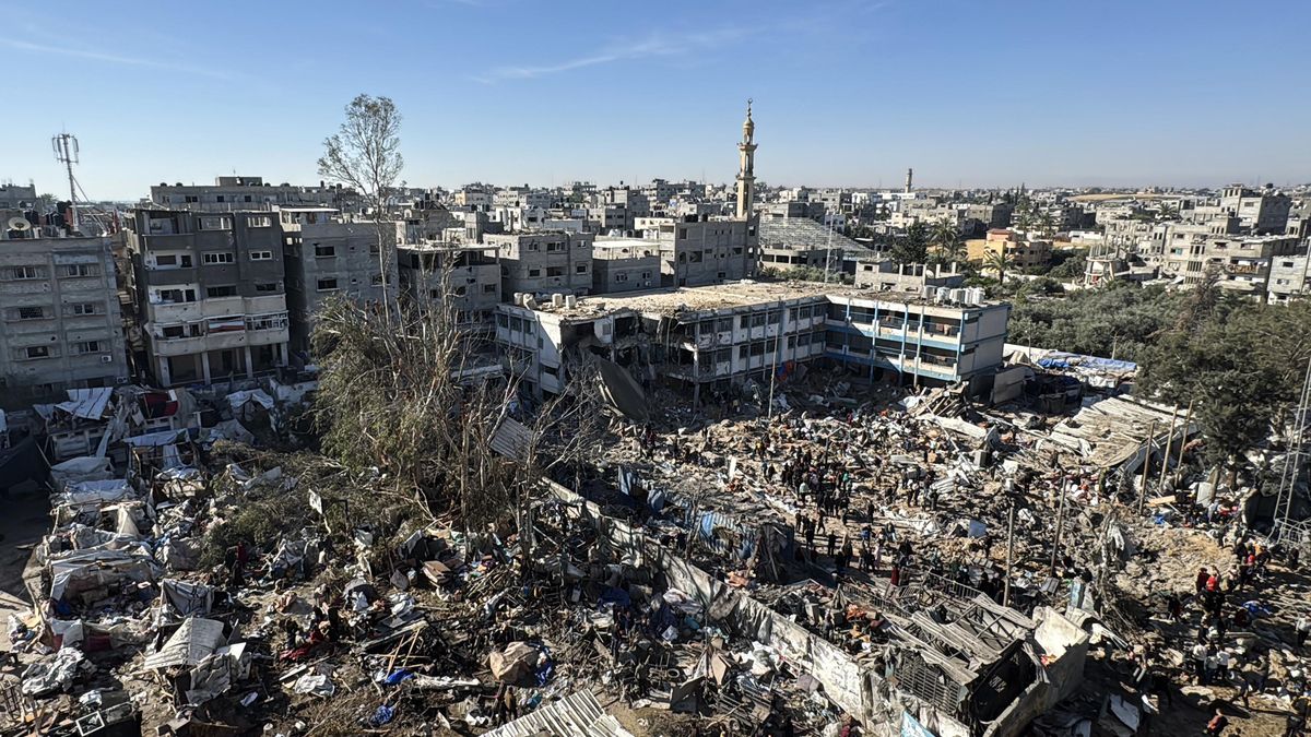 Palestinos inspeccionan los daños causados por un ataque aéreo israelí dirigido contra una escuela que albergaba a personas desplazadas en Al-Bureij, en el centro de la Franja de Gaza.