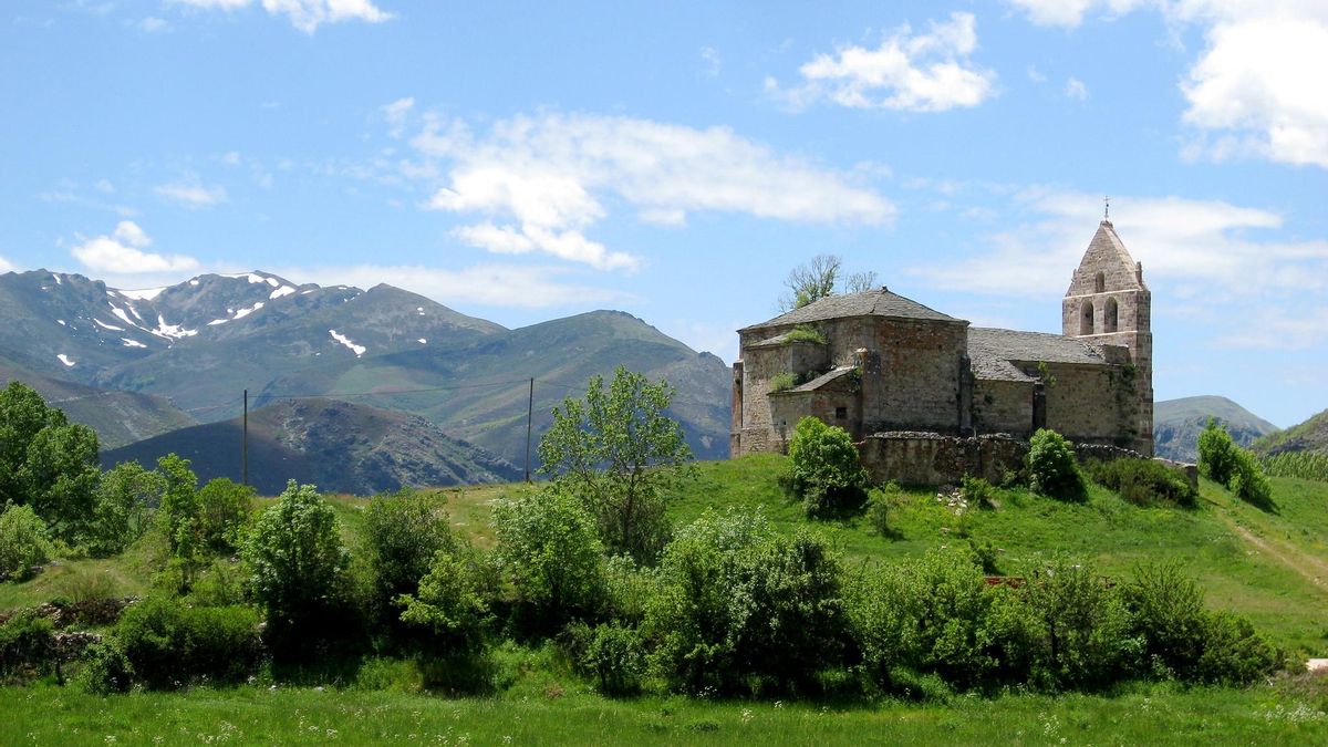 San Vicente en Torre de Babia. A esta sencilla construcción se la conoce como la 'Catedral de Babia'.