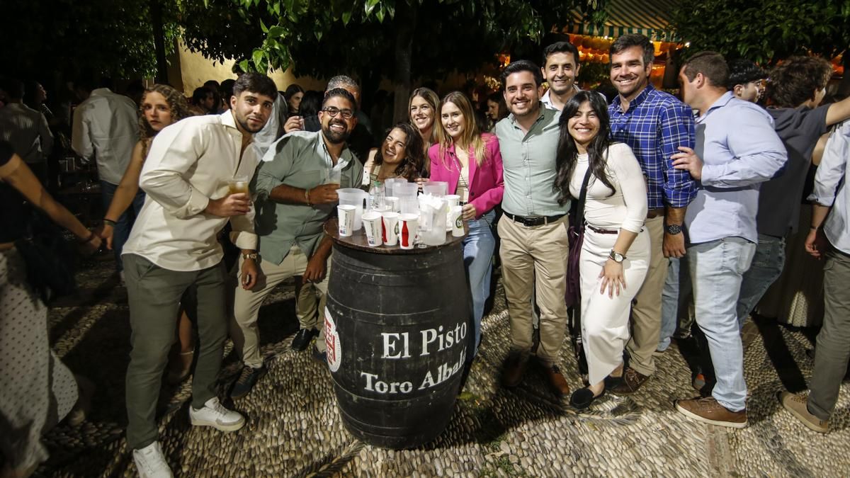 Ambiente nocturno de las Cruces de Mayo en el Triunfo de San Rafael
