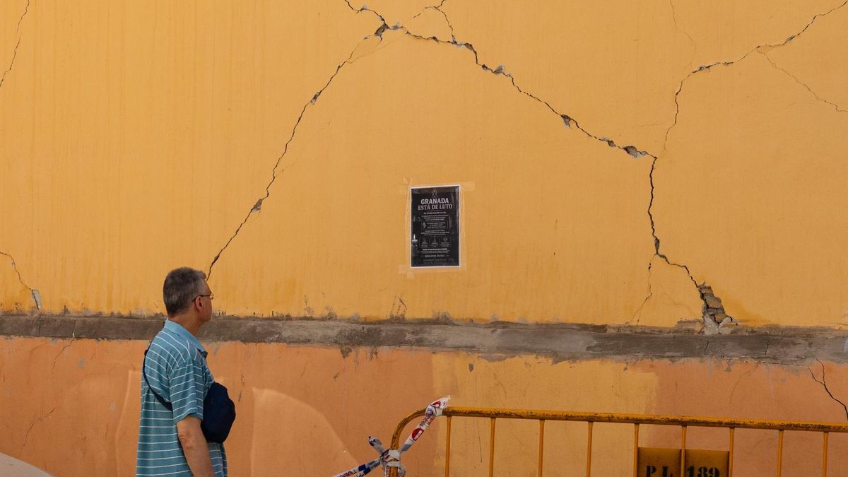 Las secuelas de los terremotos de Granada agotan a los vecinos: desalojos sin fecha y daños en los edificios